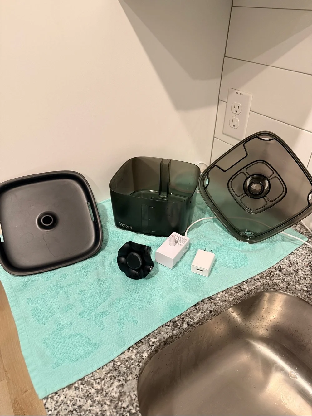 Black Pet Water Fountain - Quiet Circulating Water Dispenser